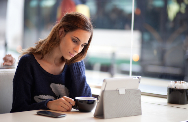 weekend links, woman on computer