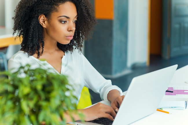 woman on computer, weekend links, online content, news, fashion, style, lifestyle, online content