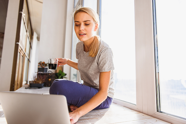 woman on computer, weekend links, links, fun, fun weekend links, online content, entertainment